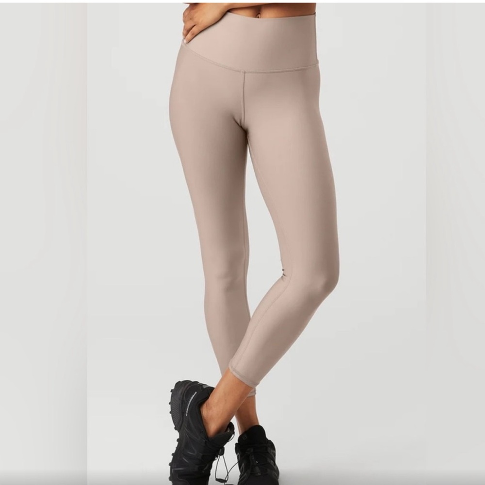 7/8 High-Waist Airlift Legging 
Colour: Taupe
